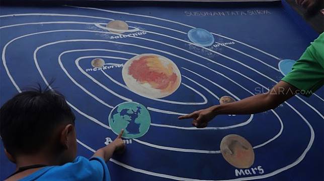 Sangat Berfaedah, Coretan-Coretan Di Dinding Mendadak Jadi Tempat Belajar